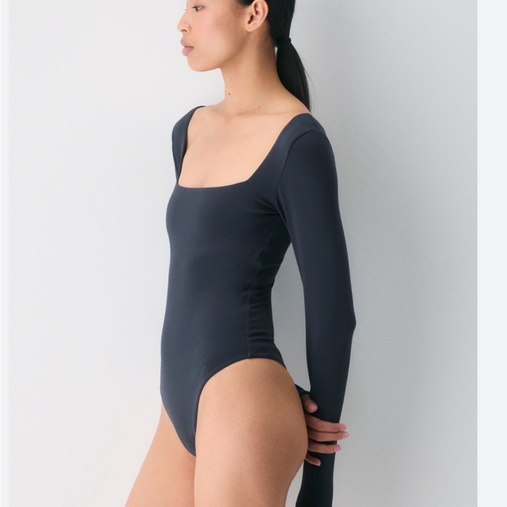 Aritzia babaton square neck bodysuit size xs